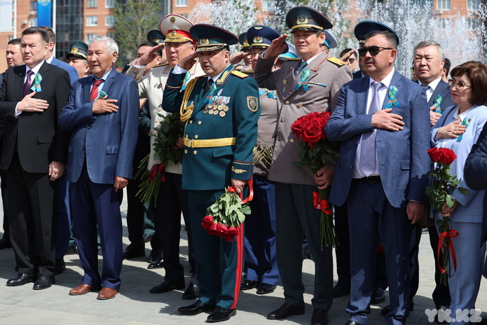 В Усть-Каменогорске к памятнику Первого министра обороны возложили цветы
